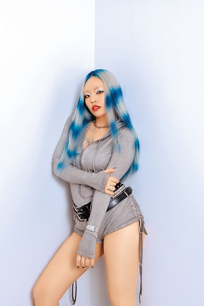 恰米娜上周首度來台開唱，被現場歌迷的熱情所震驚。（華納音樂國外部提供）