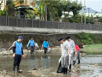 为埔里「母亲河」净溪！环团、学生1小时狂清104公斤垃圾