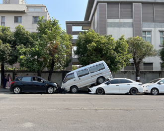 失控直撞「迭罗汉」被骑画面曝光！女疑心臟不适肇事