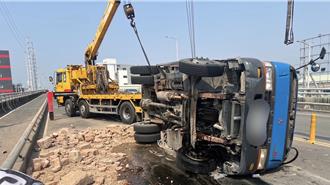 高雄竹湖陸橋大貨車翻覆 磚塊撒滿一地