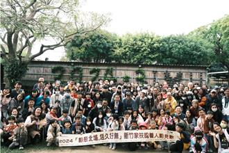 家扶宝宝、认养人相见欢 自制红龟粿体验客文化