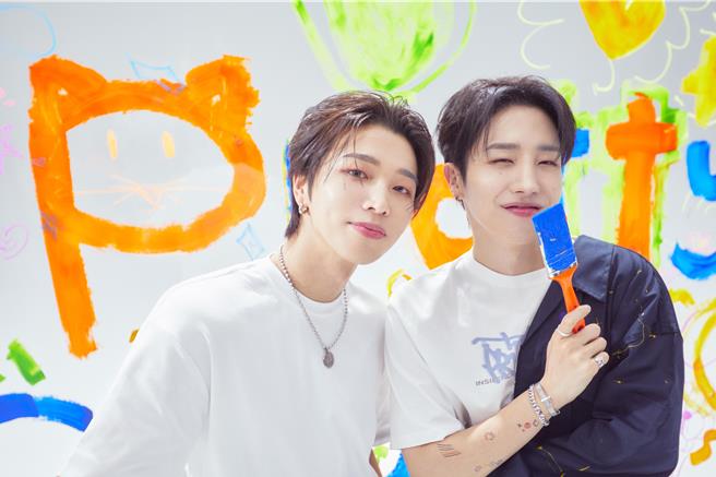 SEVENUS成員Ireah（左）和熙宰將於4月5日來台開唱。（SHOW Office提供）