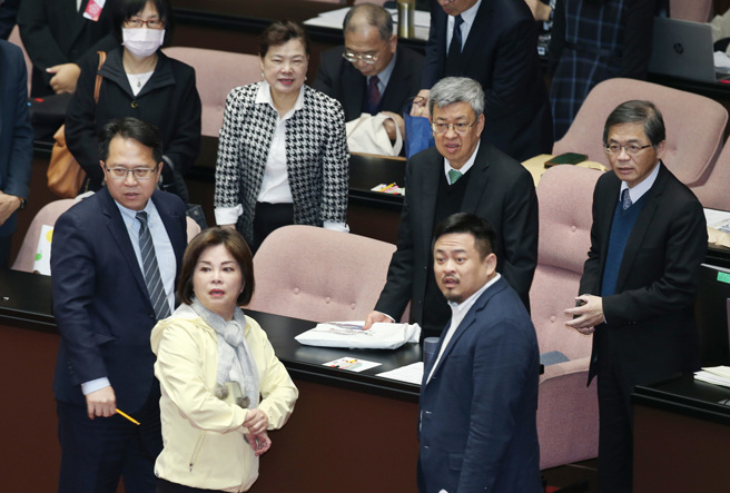 立法院15日院会轮到经济组立委质询行政院长陈建仁（右二），由于民进党立委陈亭妃改书面质询，主持会议的院长韩国瑜一路唱名，后续表定质询的立委未及到场，韩院长随后宣布休息，赶来的立委邱志伟（左起）、赖惠员、洪申翰抗议无效，围着一脸错愕的陈揆。（资料照，姚志平摄）