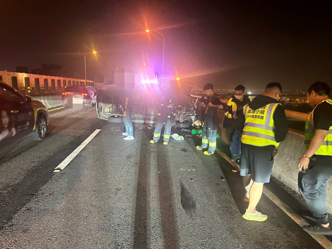 台64线三重段昨天深夜发生2车追撞车祸，后车撞击后侧翻，疑似因未注意车前状况酿祸。（翻摄画面）