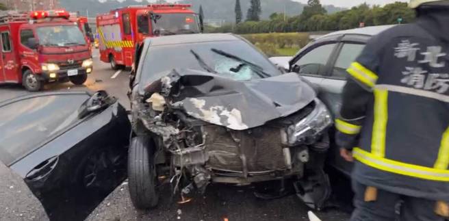国3安坑交流道9车追撞！2男送医抢救不治。(叶庭欣/翻摄)