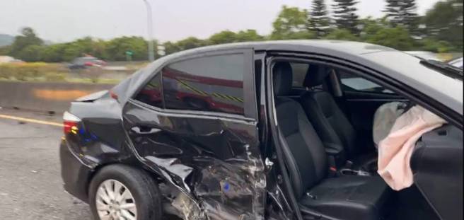 国3安坑交流道9车追撞！2男送医抢救不治。(叶庭欣/翻摄)