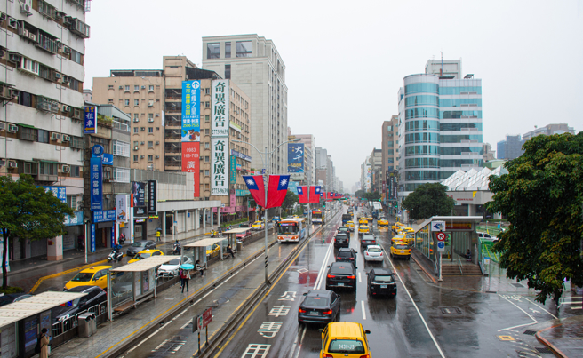 網友觀察到台灣人開車超愛做1事，引起熱烈討論。（示意圖：shutterstock／達志）