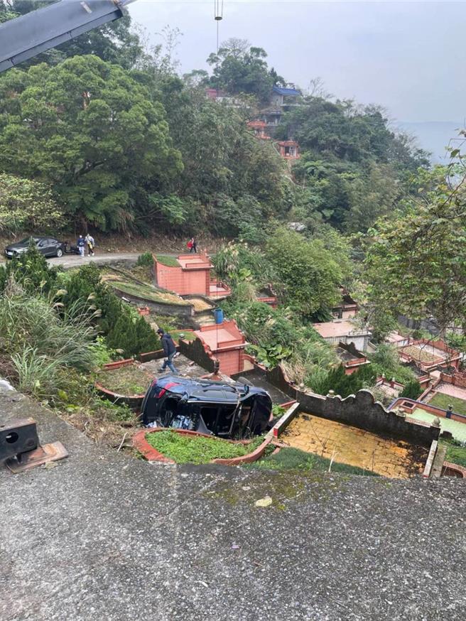 汐止第一公墓自小客车翻落边坡。（民眾提供）