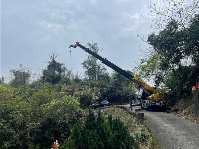 拖吊车到场拖吊。（民眾提供）