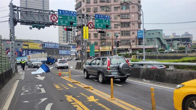 砂石车和电动脚踏车发生车祸，男骑士明显死亡，现场由员警处理。（土城警分局提供／张铠乙新北传真）