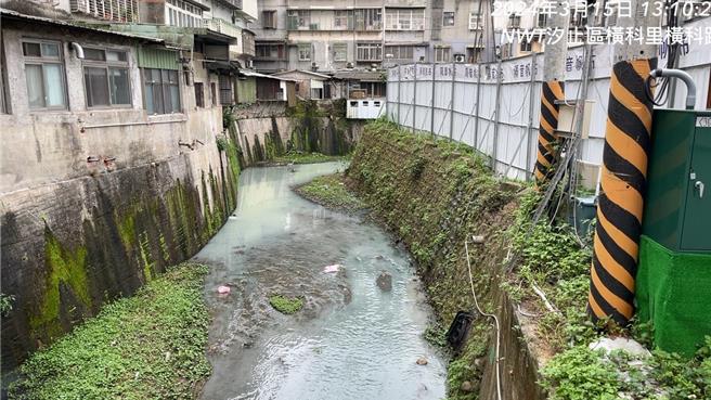 新北環保局接獲民眾通報，汐止區橫科路52巷旁大坑溪溪面有泥水汙染情形。（新北市環保局提供）