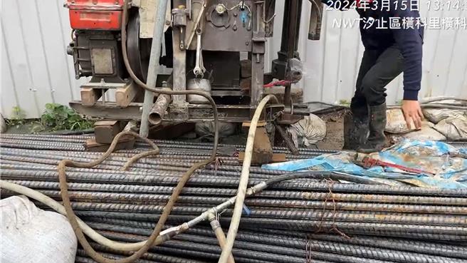 稽查人員查獲附近新建工程泥砂廢水未經妥善處理，逕抽至鑽孔機使用，致廢水流出。（新北市環保局提供）