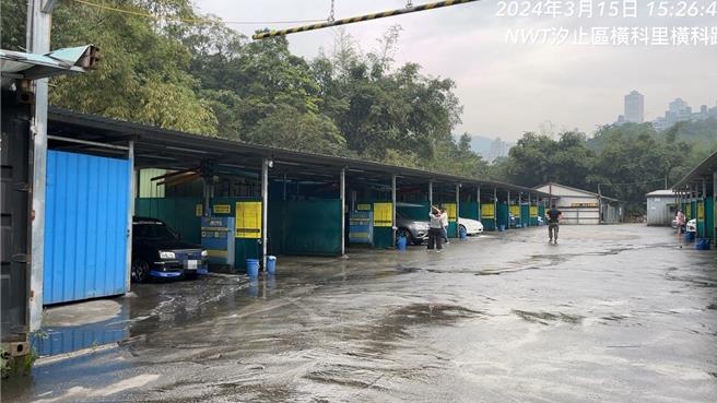 稽查人員沿大坑溪上游巡查發現為某洗車場未妥善處理泡沫汙水致汙染。（新北市環保局提供）