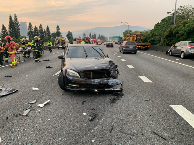 国3安坑交流道9车追撞！2男送医抢救不治。(警方提供)