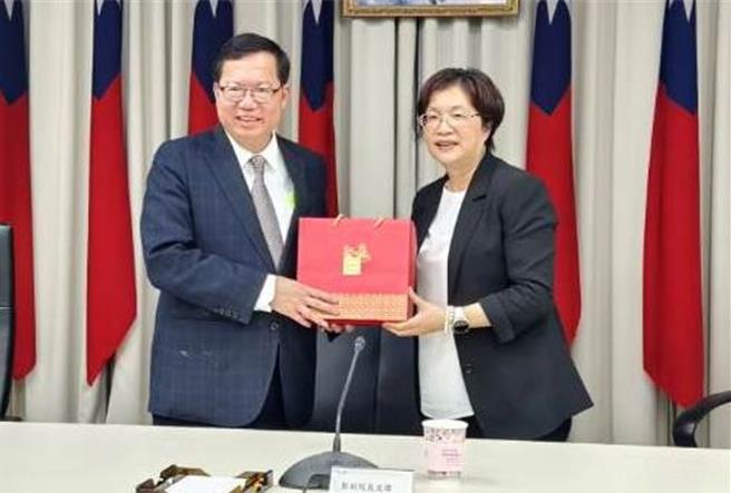 彰化县长王惠美（右）15日率县府团队拜会行政院副院长郑文灿（左），争取加速推动县内重大建设，其中伸港青宅、二林精密产业园区及彰化市铁路高架化工程有具体进展。（彰化县府提供／陈淑芬彰化传真）