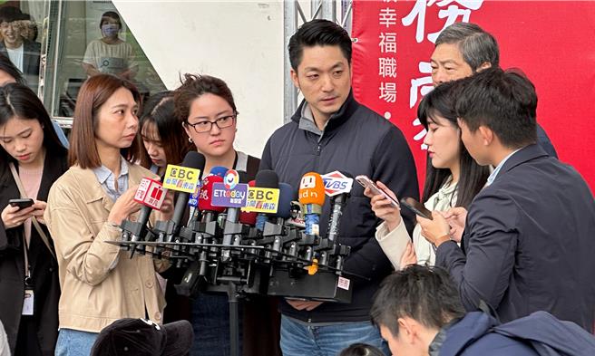 台北市長蔣萬安16日受訪時表示，衛福部提出的8大措施，基本上與台北市政府提出的出7＋1兒童守護計畫基礎、方向一致，大家有共識也會全面來推動。（丁上程攝）