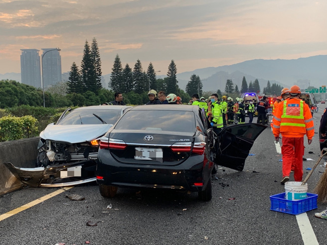 现场惨况曝光！安坑交流道2死6伤，9车连环撞「车头全毁」。(国道警方提供)