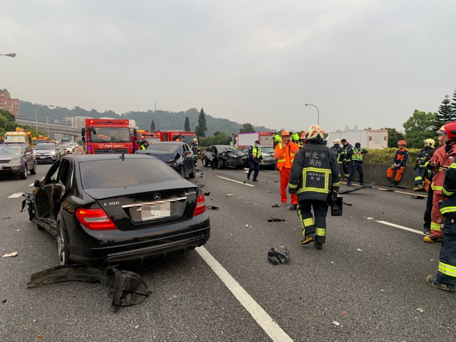 现场惨况曝光！安坑交流道2死6伤，9车连环撞「车头全毁」。(国道警方提供)