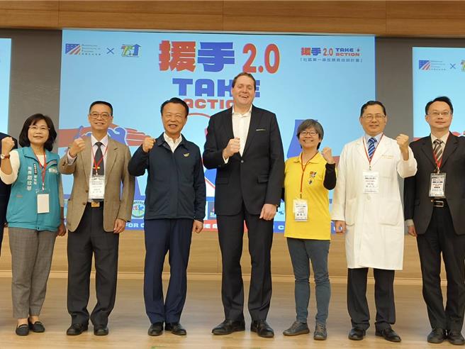 嘉義縣長翁章梁（左三）、AIT高雄分處長張子霖（左四）今天（16日）出席「援手計畫─反應員訓練」活動。（廖素慧攝）