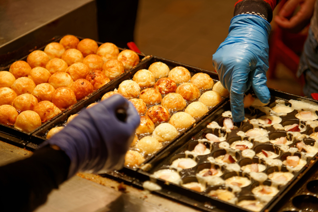 陸配看到夜市餐飲業徵才訊息，正職人員月薪40K至45K，驚呼薪水很高。（圖：shutterstock／達志）