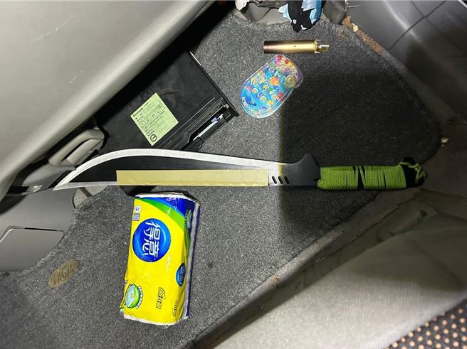 警方從蔡男車內起獲刀械。（警方提供）