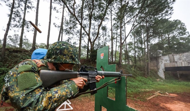 1年义务役新式训练！陆军步兵206旅「快反射击」，加强城镇作战。(青年日报提供)