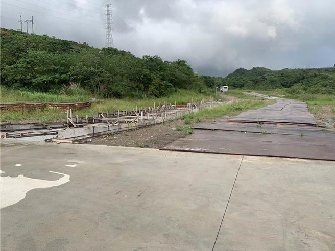 基隆市负责建设后土方弃置掩埋的「月眉土资场」即将復营运，昨晚业者举办说明会，居民忧心砂石车超速、压坏马路恶梦重演。业者表示，会严格控管车次，初期每日80车次，再视情形调整，并严禁超载及超速。（市议员陈冠羽提供／徐佑升基隆传真）