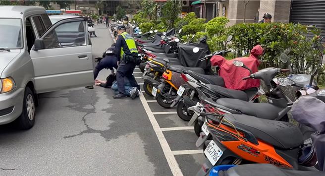 員警將駕駛拖下車壓制。（翻攝自臉書《汐止集團》）