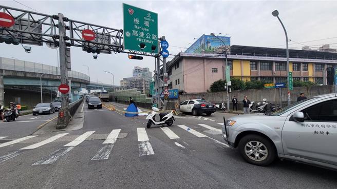 砂石车和电动脚踏车发生车祸，男骑士明显死亡。（土城警分局提供／张铠乙新北传真）