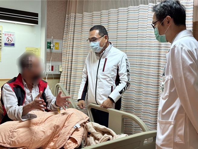 安坑交流道今（16）日清晨发生重大车祸导致2死6伤，新北市长侯友宜稍早与社会局长李美珍、板桥区长陈奇正分别前往医院探视伤者，并慰问死者家属。（新北市新闻局提供）