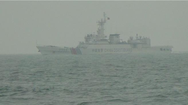 中國海警今（16）日上午再度出動4艘航艦編隊航入金門禁限制水域，海巡署除派立即遣巡防艇對應平行監控外，也對中國海警船進行廣播驅離。(圖／海巡署提供)