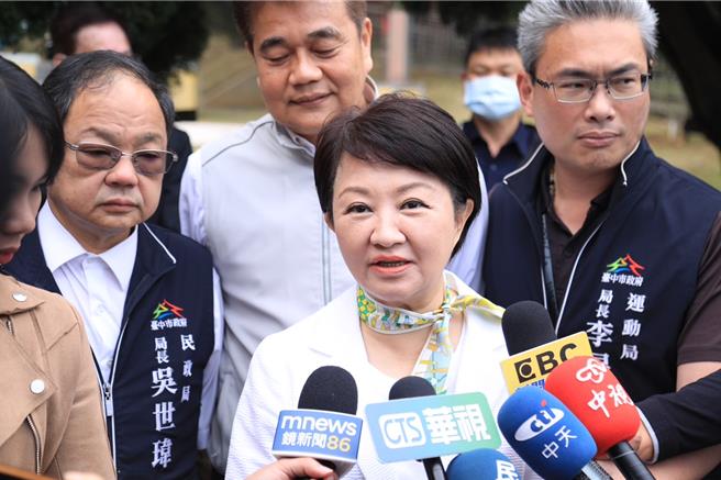 卢秀燕16日上午到清水区，参加中华天帝教总会联合祭祖大典活动时指出，已4年多没出国参访，外交工作要补一下进度。（张妍溱摄）