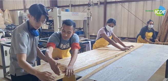 国合会推展与我国友邦合作计画，并招募实习生前往与我国友好国家帮助推动发展。（摘自国合会影片）