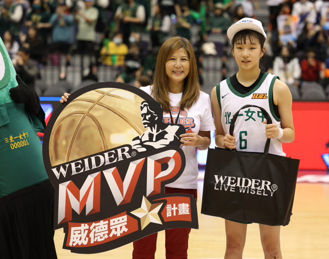 北一女中鄒沛宸（右）拿下和金甌女中這場交手的單場MVP。（高中體總提供）
