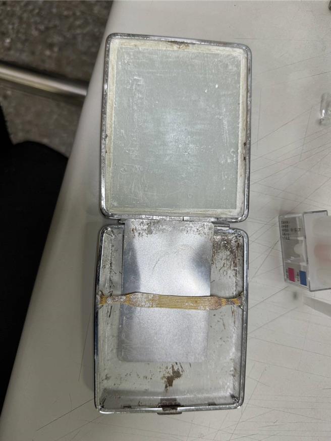 员警眼尖发现驾驶座下有K盘，里头有刮卡跟K他命粉末。（淡水警分局提供／张铠乙新北传真）