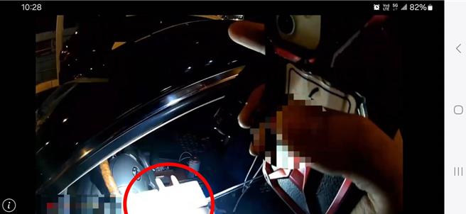 员警眼尖发现驾驶座下有K盘，里头有刮卡跟K他命粉末。（淡水警分局提供／张铠乙新北传真）