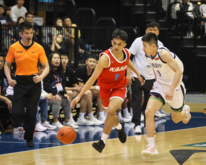 光復高中林恩宇（中）为了球队胜利卖力。（罗永铭摄）