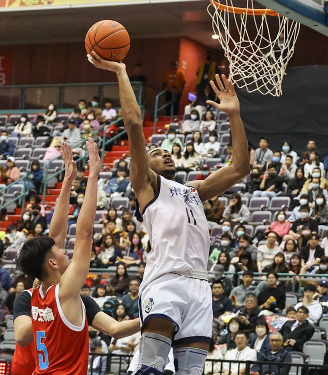 东泰高中韩得胜（右）再度缴出得分、篮板「双十」数据。（罗永铭摄）
