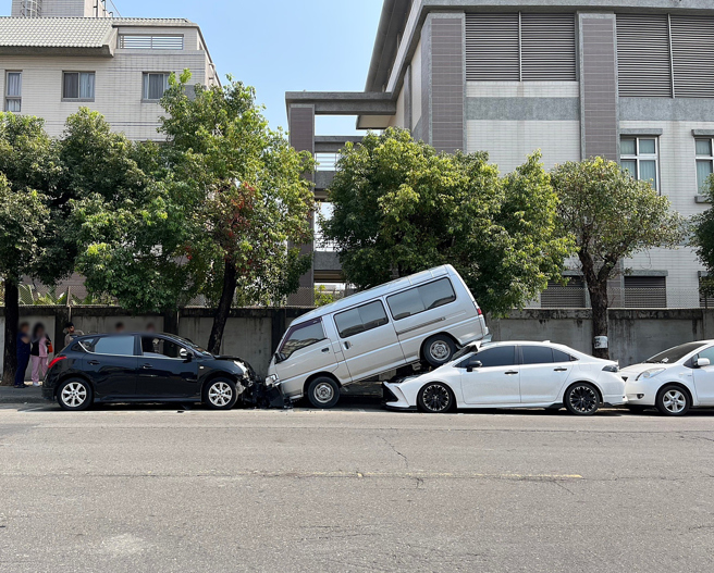 失控直撞「疊羅漢」被騎畫面曝光！女疑心臟不適肇事。(葉庭欣/翻攝)