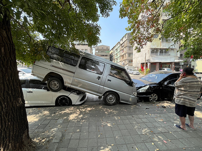 失控直撞「疊羅漢」被騎畫面曝光！女疑心臟不適肇事。(葉庭欣/翻攝)