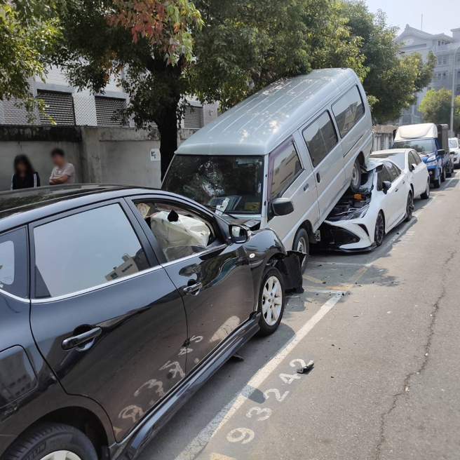 失控直撞「疊羅漢」被騎畫面曝光！女疑心臟不適肇事。(葉庭欣/翻攝)