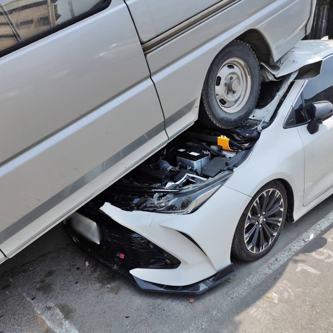 失控直撞「疊羅漢」被騎畫面曝光！女疑心臟不適肇事。(葉庭欣/翻攝)