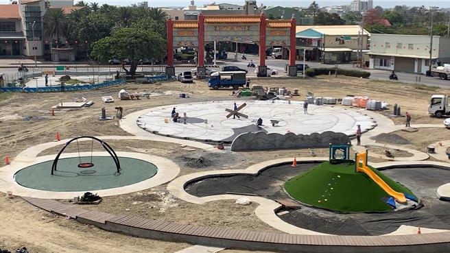 台南市工務局趕工中的「鹿耳門聖母廟廟徽親水親子公園」已見完工雛形，力拚月底完工，是首座官、廟聯手合建的公園。（蔡麗青提供／程炳璋台南傳真）