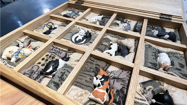 魯班學堂現任堂長簡玉林所創作的作品，受許多年輕朋友喜歡。（張毓翎攝）