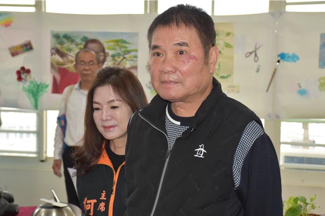 苗栗县长锺东锦16日提出多项奖励措施来留住社工。（谢明俊摄）