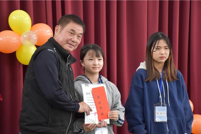 苗栗县长锺东锦针对「剀剀事件」在脸书上发表多篇文章，全力相挺社工人员。（谢明俊摄）