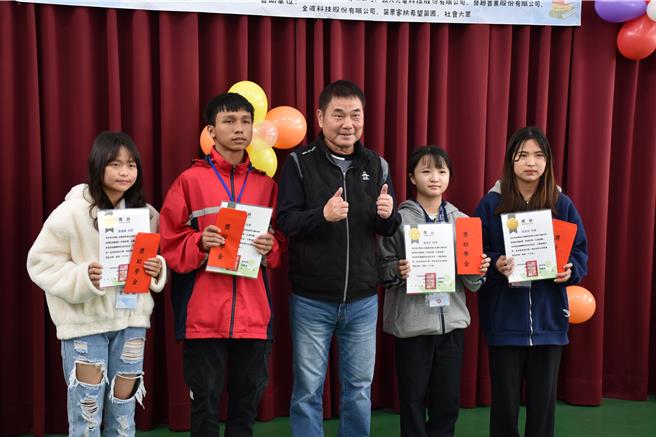 苗栗家扶中心2024年学年度第2学期奖助学金发放仪式，16日上午举行，苗栗县长锺东锦到场鼓励学生。（谢明俊摄）