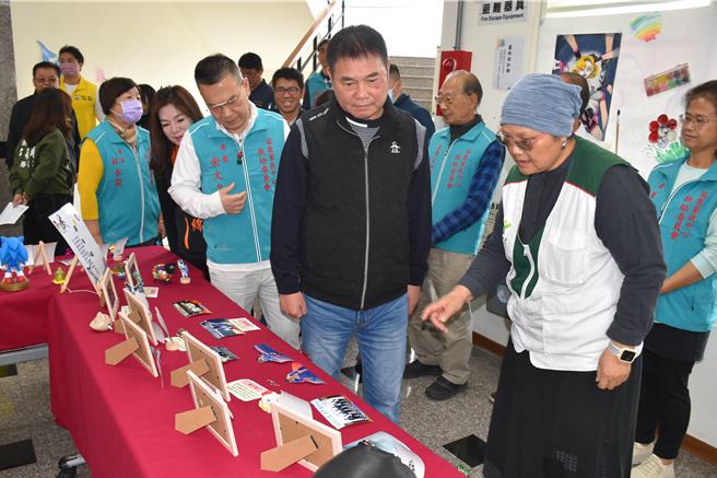 苗栗家扶中心2024年学年度第2学期奖助学金发放仪式，16日上午举行，苗栗县长锺东锦到场鼓励学生。（谢明俊摄）