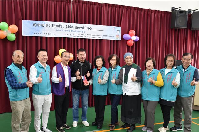 苗栗家扶中心2024年学年度第2学期奖助学金发放仪式，16日上午举行，苗栗县议员郑聚然捐赠10万元奖助学金。（谢明俊摄）