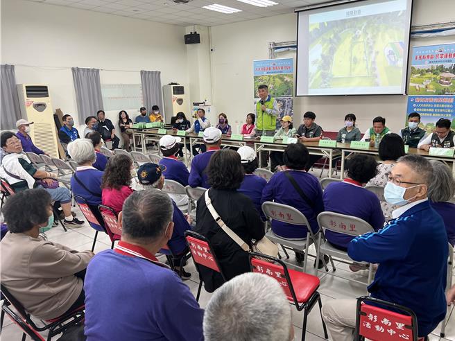 台南市南區明和公園設置寵物專區遭民眾抗爭，台南市動保處16日在彰南里活動中心召開說明會。（台南市動保處提供／程炳璋台南傳真）